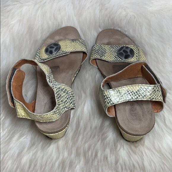 Taos Carousel 2 Tan Snakeskin Wedge Sandal Sz 9.5 - Picture 4 of 7